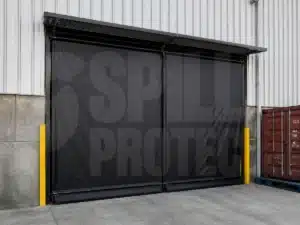 Cerramiento industrial enrollable hecho en lona de pvc con sistema de manivela