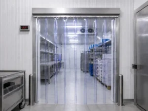Cortina en bandas de pvc polar mostrando el uso real del producto