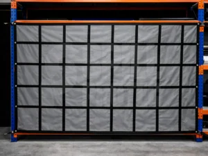 Red de contencion para estanterias y racks en uso real del producto